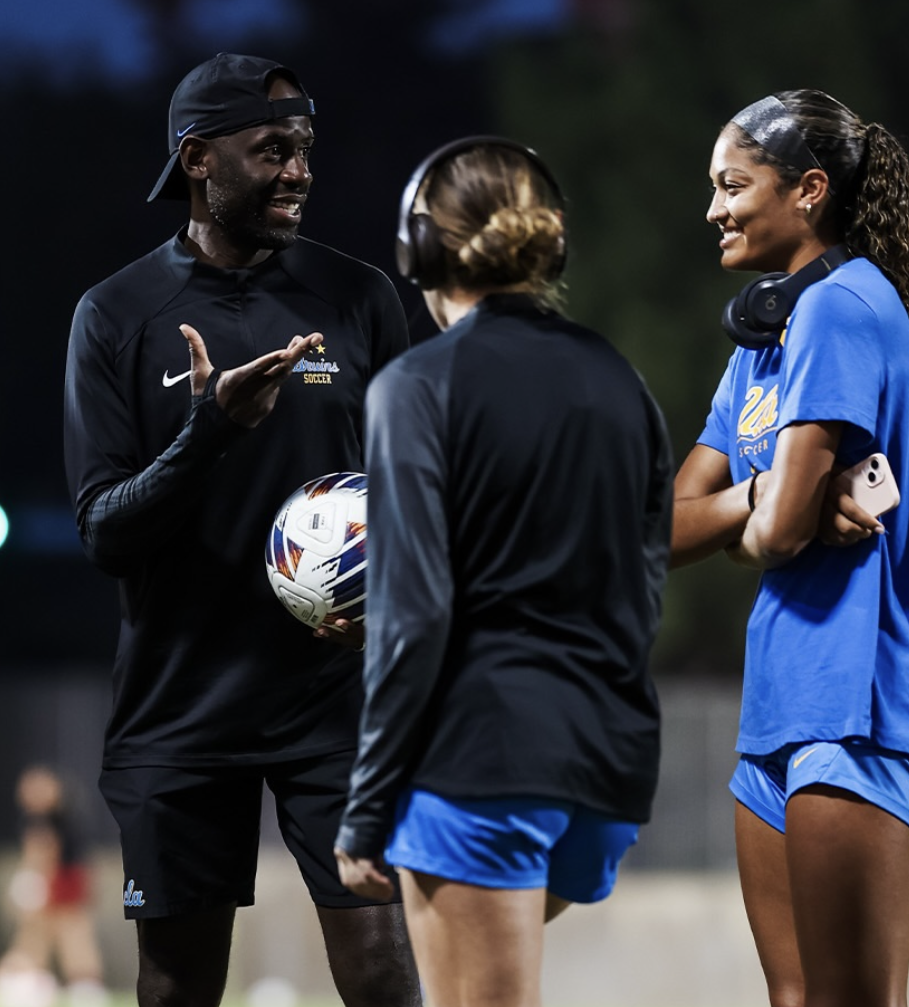 Gof Buyoko speaking with soccer players during training